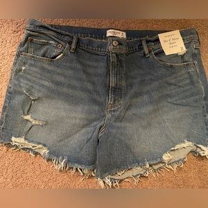 NWT High Rise Mom Short